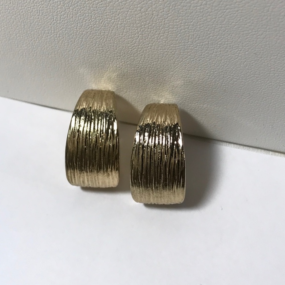 HMN clip on earrings